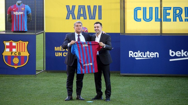 Xavi Hernandez resmi diperkenalkan sebagai pelatih anyar Barcelona di Stadion Camp Nou pada Senin (8/11) siang waktu setempat.