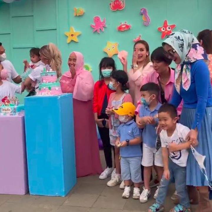 <p>Tak hanya diramaikan keluarga dan orang terdekat, ulang tahun baby Arsila juga dihadiri beberapa selebriti Tanah Air. (Foto: Instagram)</p>