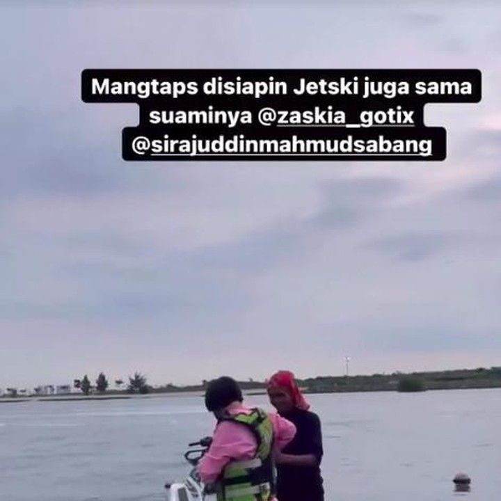 <p>Enggak hanya itu, Zaskia Gotik yang menggelar acara ulang tahun anaknya di pinggir pantai ini juga menyediakan jet ski sebagai hiburan untuk para tamu. (Foto: Instagram)</p>