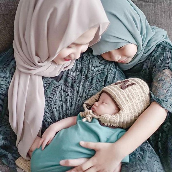 <p>Ia baru saja melahirkan anak ketiganya yang berjenis kelami laki-laki pada bulan Juli lalu, Bunda.. (Foto: Instagram @zhialatas)</p>