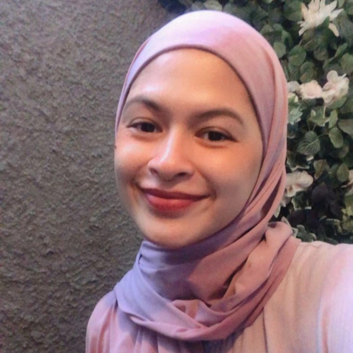 <p>Jika dahulu dikenal dengan potongan rambut pendek, kini Zhi Alatas tampak anggun dan menawan dengan balutan hijab.(Foto: Instagram @zhialatas)</p>