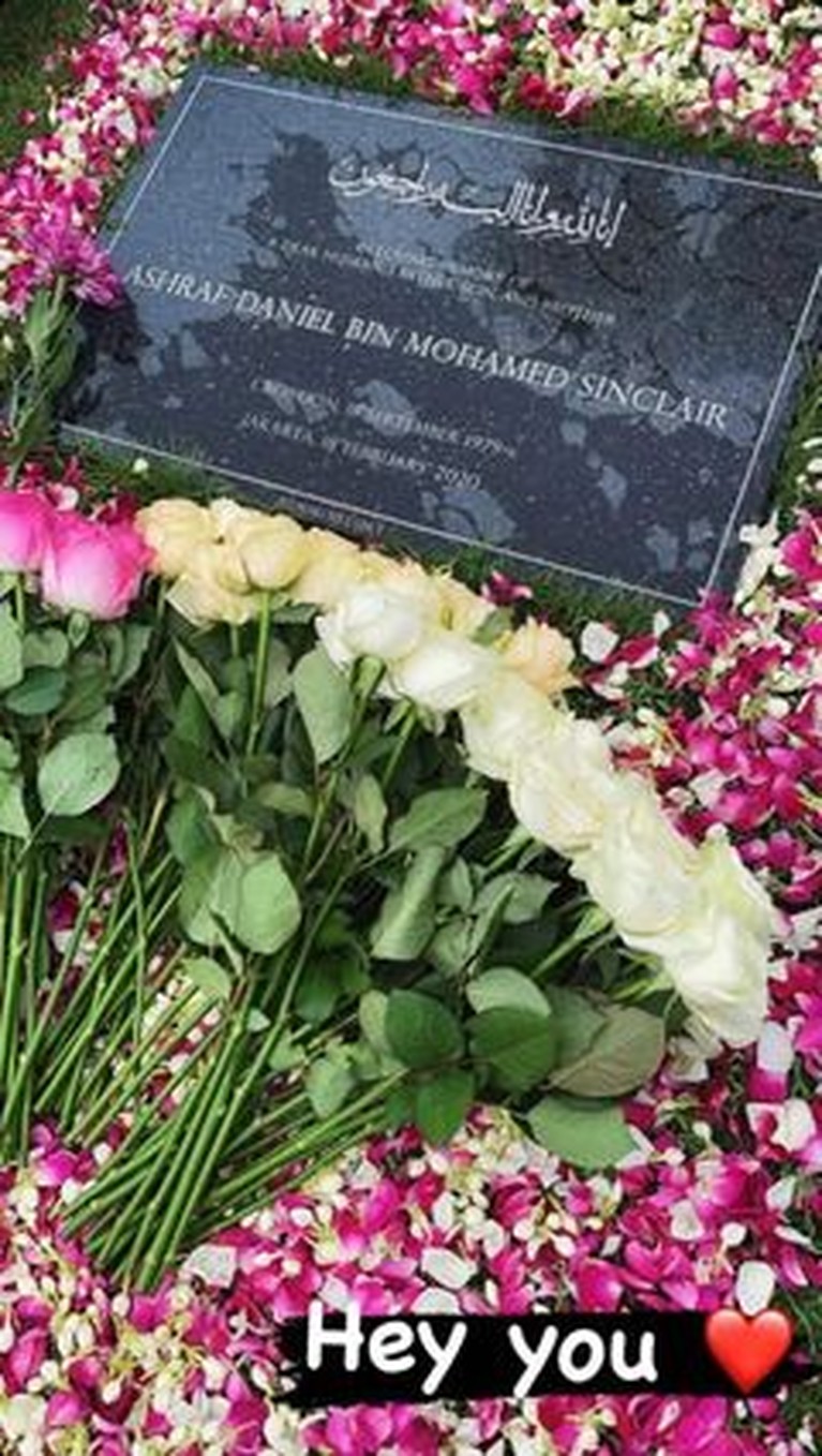 Bunga Citra Lestari ziarah ke makam Ashraf Sinclair rayakan anniversary ke 13. Yuk kita intip potretnya!