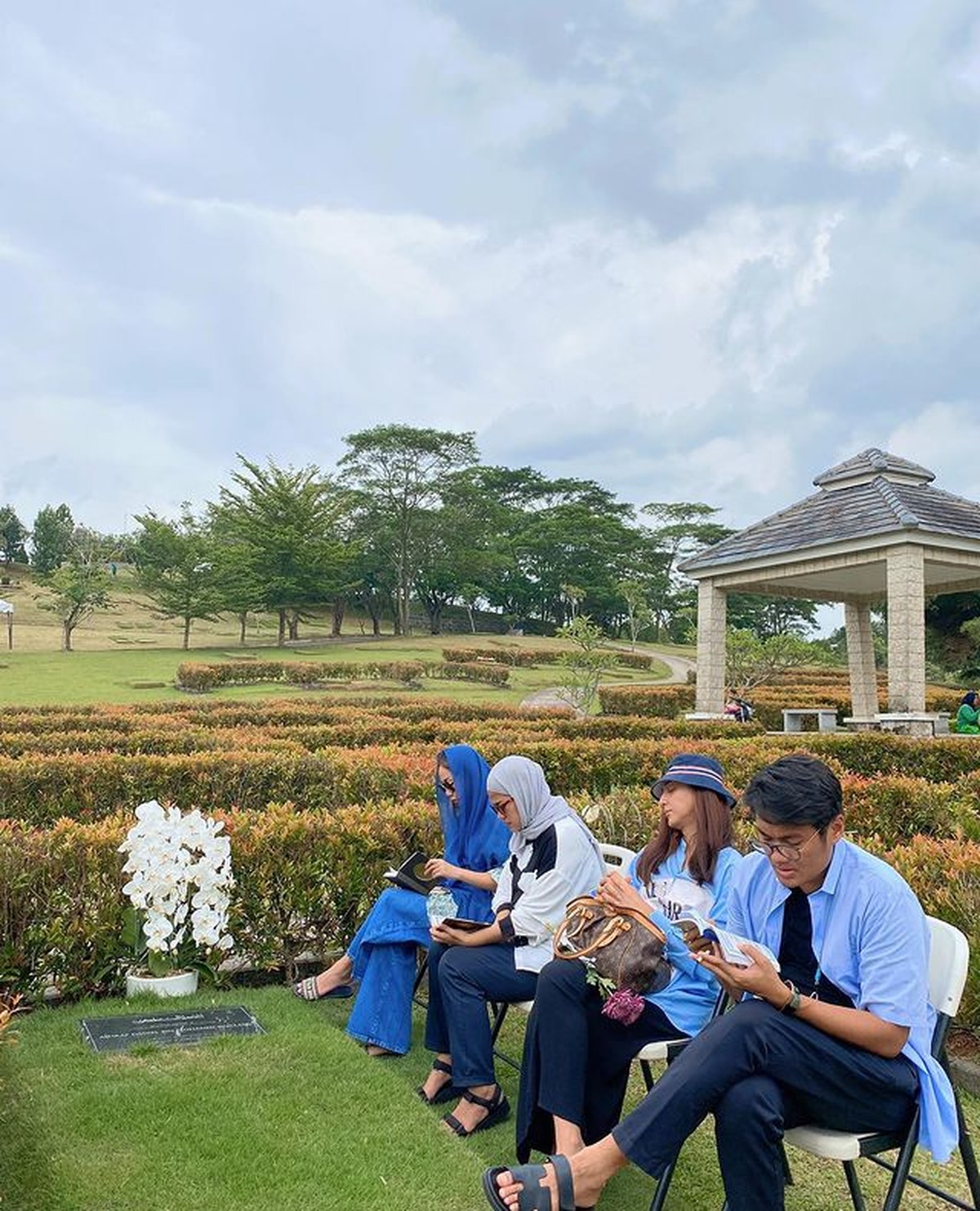 Bunga Citra Lestari ziarah ke makam Ashraf Sinclair rayakan anniversary ke 13&period; Yuk kita intip potretnya&excl;