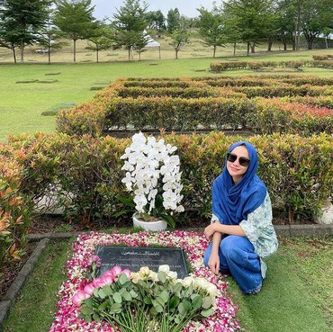 6 Potret BCL Ziarah Makam Ashraf Sinclair Rayakan Anniversary ke-13