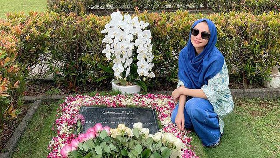 Bunga Citra Lestari ziarah ke makam Ashraf Sinclair rayakan anniversary ke 13. Yuk kita intip potretnya!