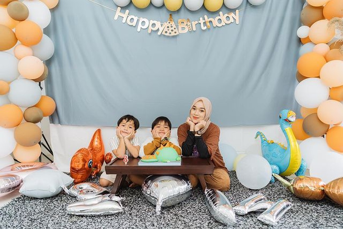 Ririe Fairuz dan Ayus Sabyan tampak kompak merayakan ulang tahun Bian putra sulung mereka&period; Yuk intip potretnya&excl;