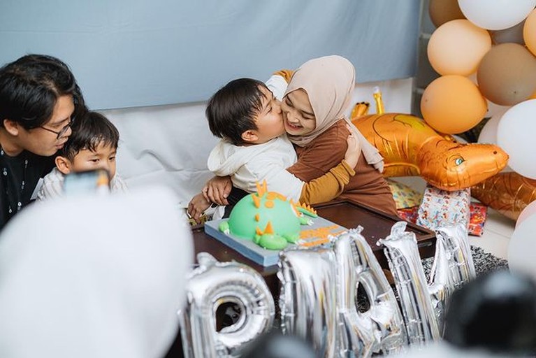 6 Potret Kompak Ririe Fairus dan Ayus Sabyan Rayakan Ultah Anak Ririe Fairuz dan Ayus Sabyan tampak kompak merayakan ulang tahun Bian putra sulung mereka. Yuk intip potretnya!