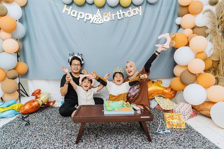 Ririe Fairuz dan Ayus Sabyan tampak kompak merayakan ulang tahun Bian putra sulung mereka. Yuk intip potretnya!