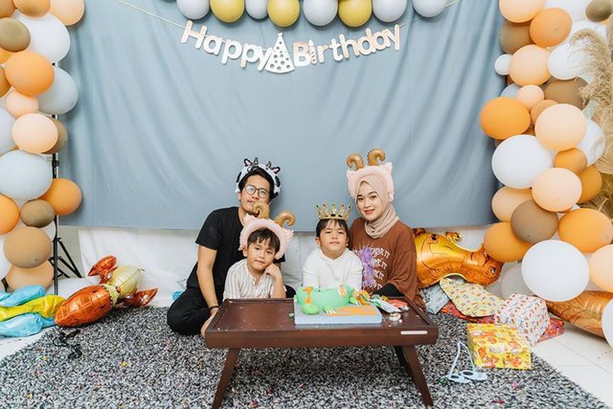 Ririe Fairuz dan Ayus Sabyan tampak kompak merayakan ulang tahun Bian putra sulung mereka&period; Yuk intip potretnya&excl;