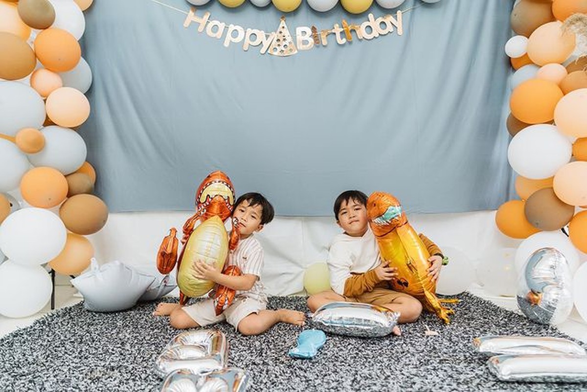 Ririe Fairuz dan Ayus Sabyan tampak kompak merayakan ulang tahun Bian putra sulung mereka&period; Yuk intip potretnya&excl;