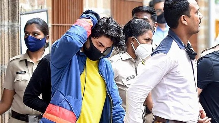 6 Potret Terbaru Aryan Khan Putra Shah Rukh Khan Usai Kasus Narkoba Aryan Khan putra Shah Rukh Khan beberapa waktu lalu sempat ditahan karena terjerat kasus narkoba. Yuk intip potret terbarunya!