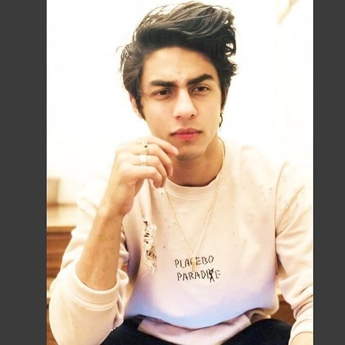 Aryan Khan putra Shah Rukh Khan beberapa waktu lalu sempat ditahan karena terjerat kasus narkoba&period; Yuk intip potret terbarunya&excl;