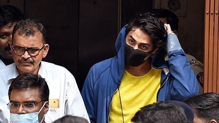 6 Potret Terbaru Aryan Khan Putra Shah Rukh Khan Usai Kasus Narkoba Aryan Khan putra Shah Rukh Khan beberapa waktu lalu sempat ditahan karena terjerat kasus narkoba. Yuk intip potret terbarunya!