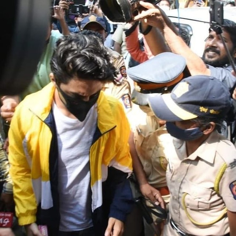 Aryan Khan putra Shah Rukh Khan beberapa waktu lalu sempat ditahan karena terjerat kasus narkoba. Yuk intip potret terbarunya!