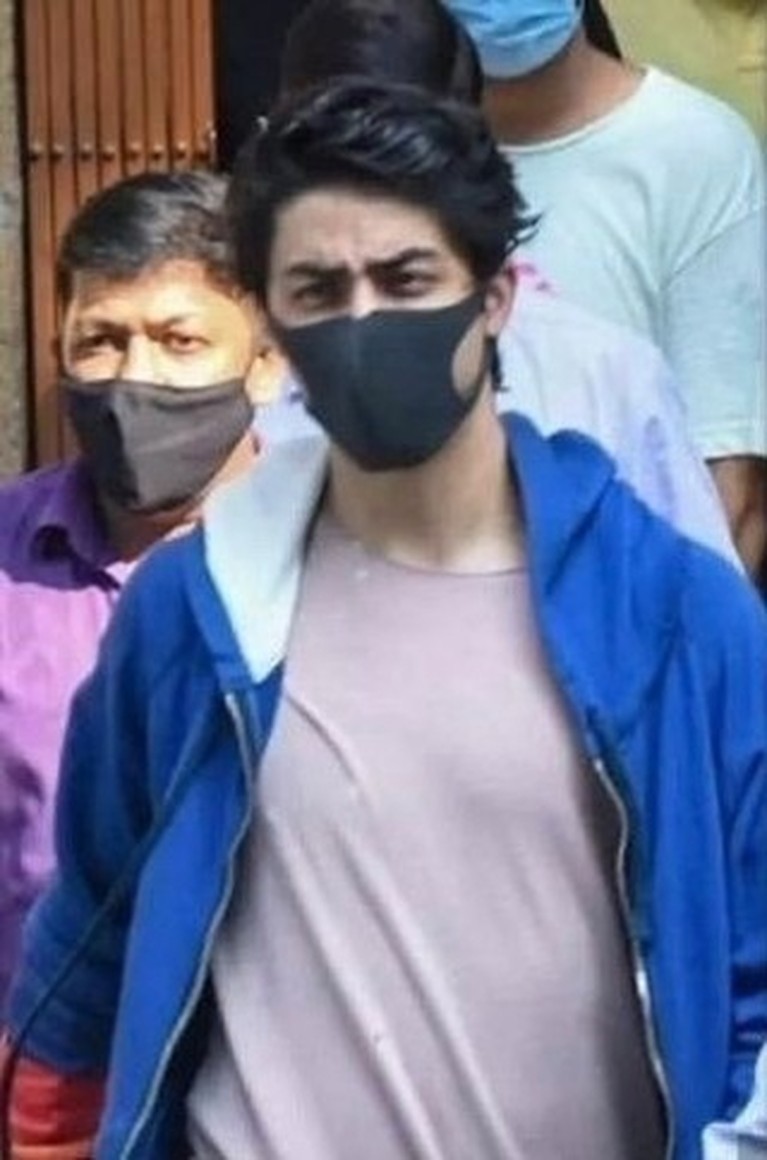Aryan Khan putra Shah Rukh Khan beberapa waktu lalu sempat ditahan karena terjerat kasus narkoba. Yuk intip potret terbarunya!