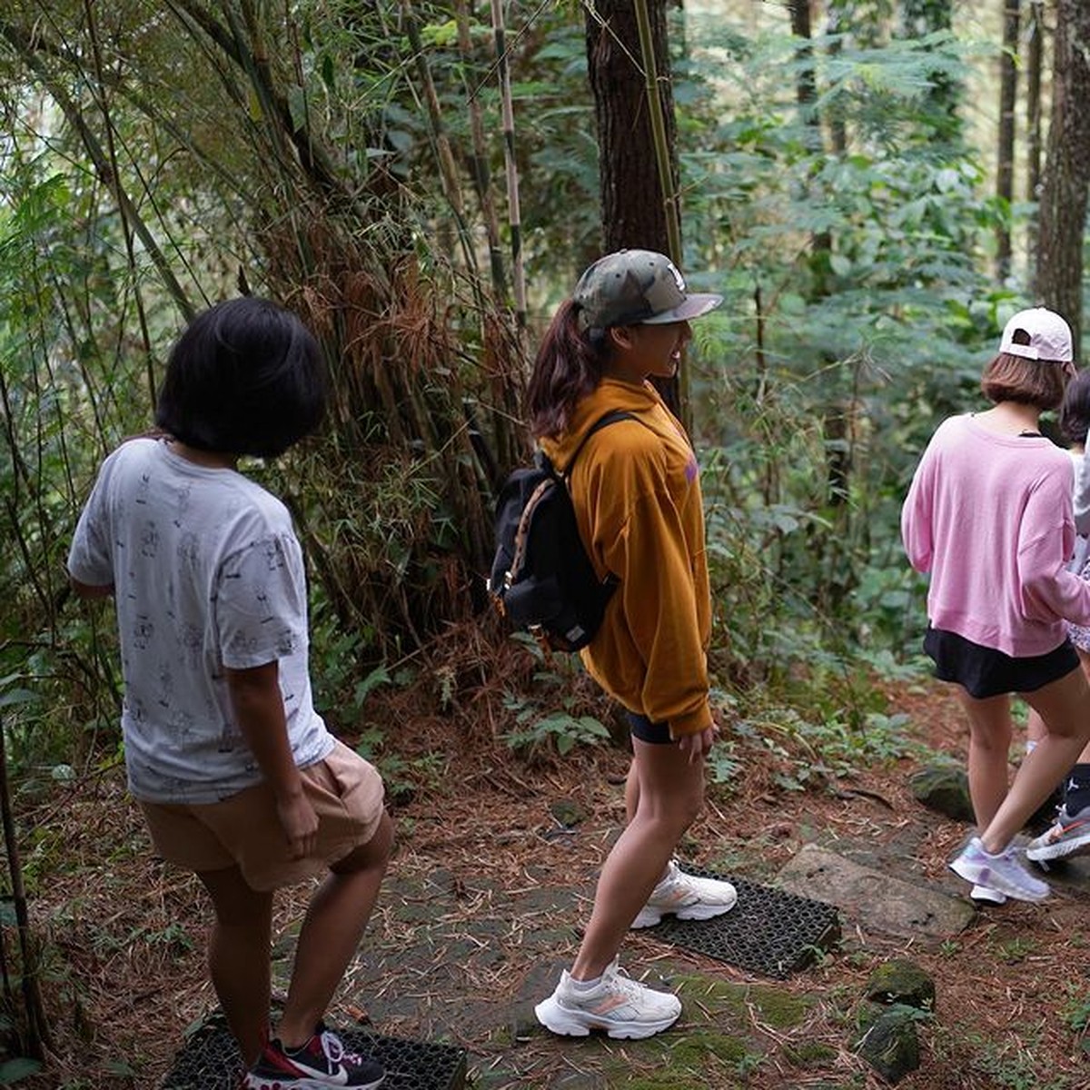 BCL dan sahabatnya Dena Rachman membawa Noah liburan menikmati alam di akhir pekan&period; Yuk kita intip potret keseruan mereka&excl;