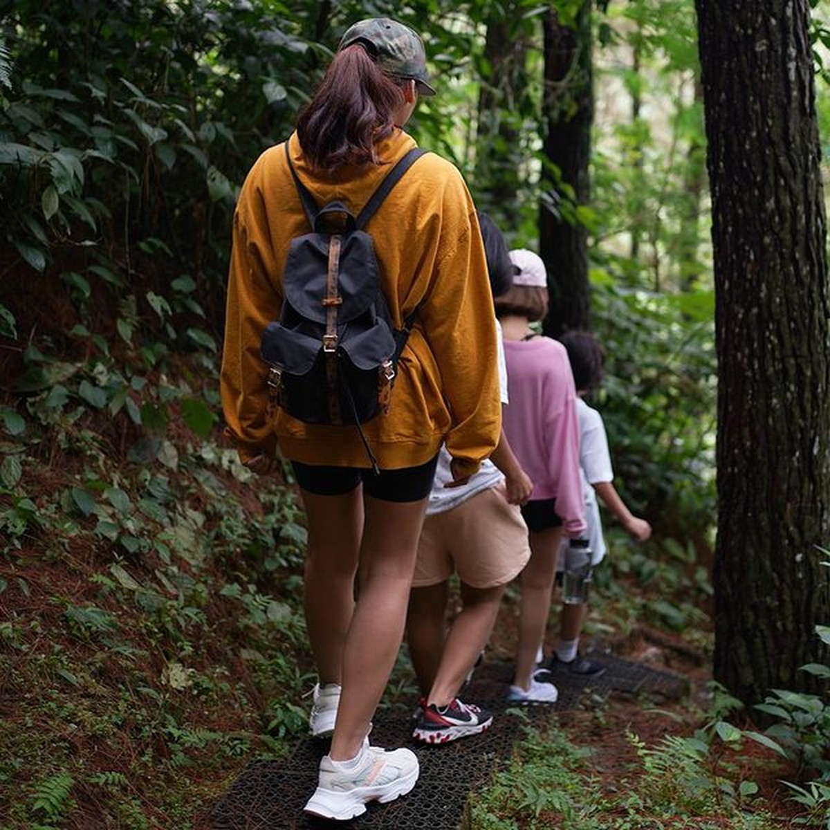 BCL dan sahabatnya Dena Rachman membawa Noah liburan menikmati alam di akhir pekan&period; Yuk kita intip potret keseruan mereka&excl;