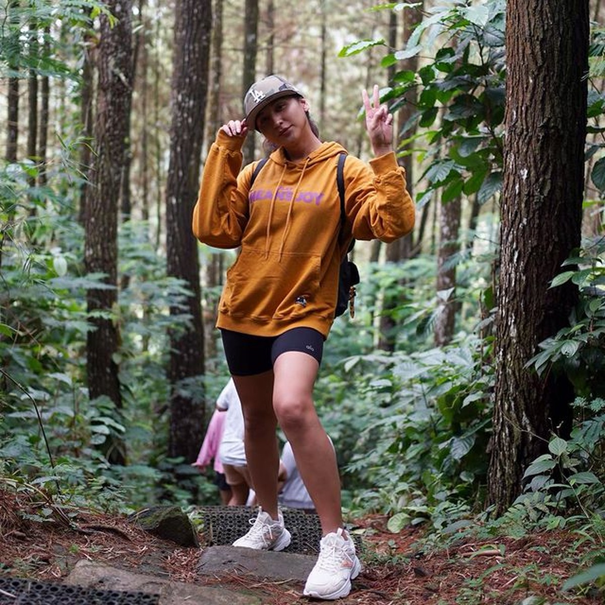 BCL dan sahabatnya Dena Rachman membawa Noah liburan menikmati alam di akhir pekan&period; Yuk kita intip potret keseruan mereka&excl;