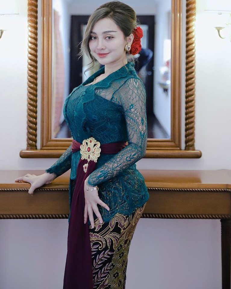 Cupi Cupita baru saja membagikan kabar bahagia ia dilamar oleh seorang pengusaha. Yuk intip momen lamarannya!