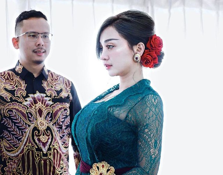 Cupi Cupita baru saja membagikan kabar bahagia ia dilamar oleh seorang pengusaha. Yuk intip momen lamarannya!