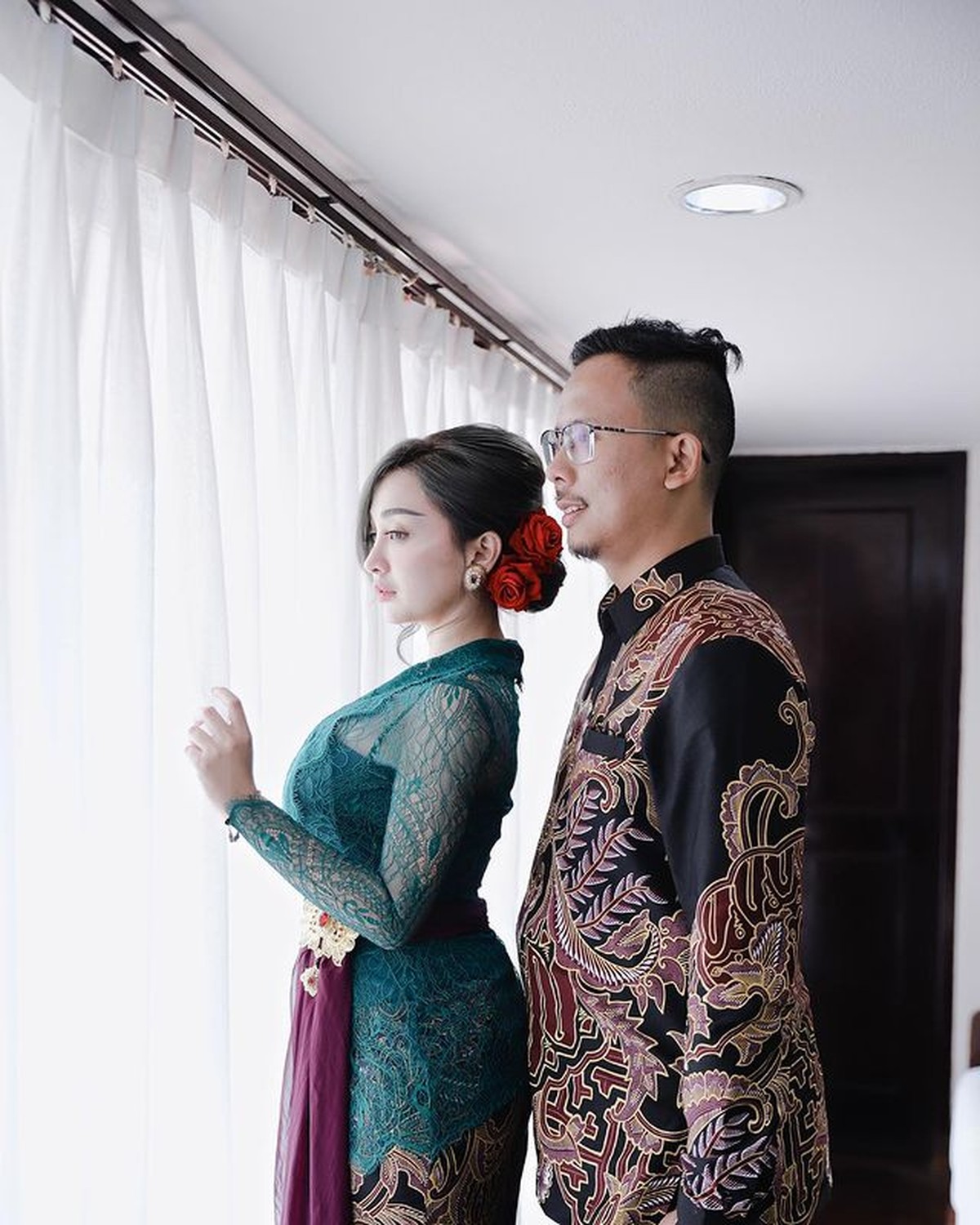 Cupi Cupita baru saja membagikan kabar bahagia ia dilamar oleh seorang pengusaha&period; Yuk intip momen lamarannya&excl;