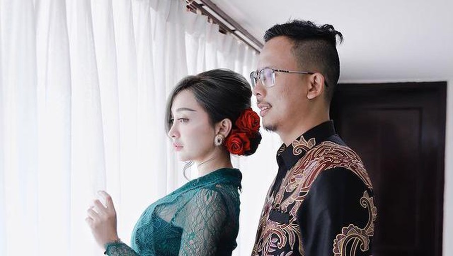 Cupi Cupita baru saja membagikan kabar bahagia ia dilamar oleh seorang pengusaha. Yuk intip momen lamarannya!