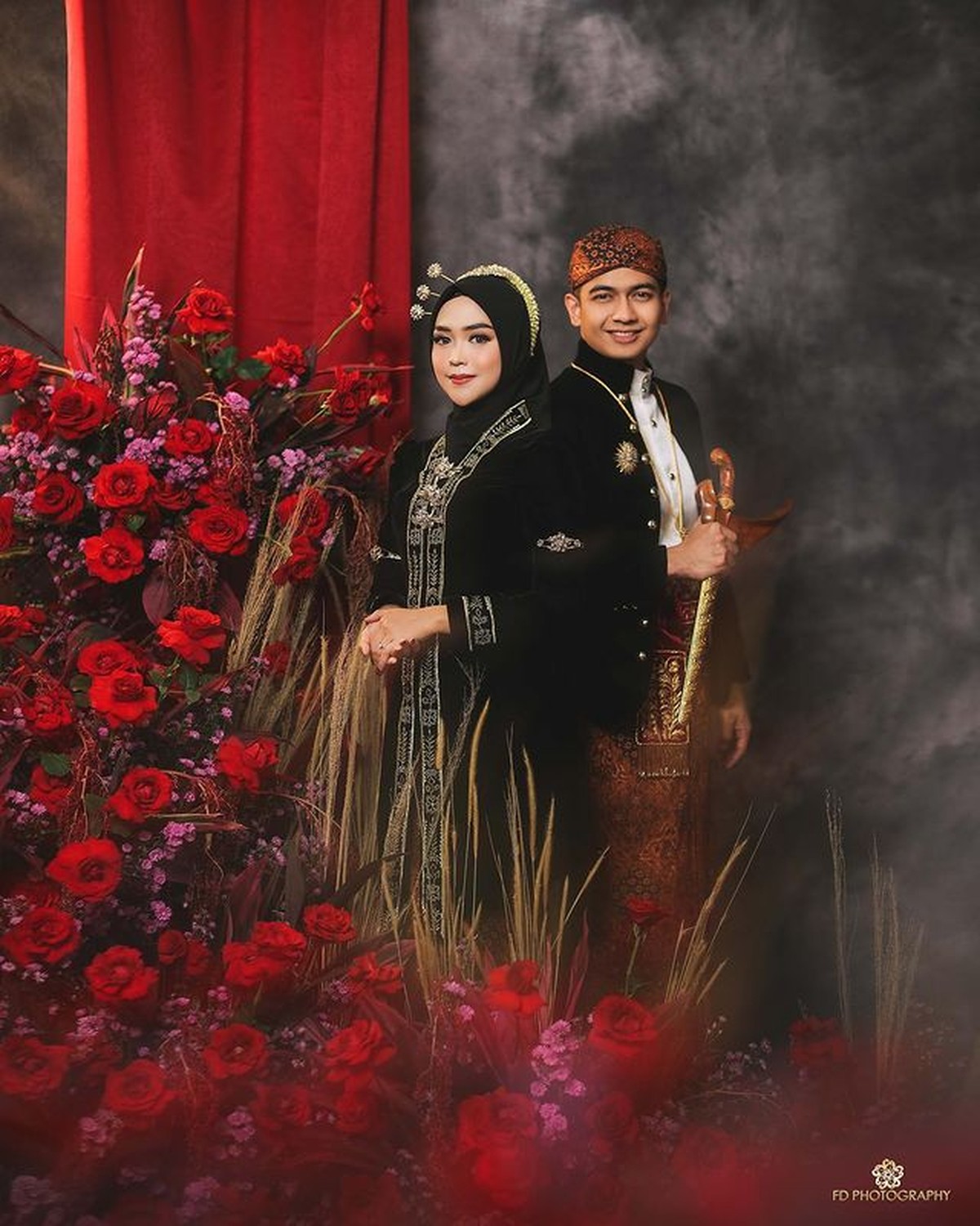 Ria Ricis dan Teuku Ryan melakukan sesi pemotretan prewedding memakai baju adat Jawa&period; Yuk intip pose kocak mereka&excl;
