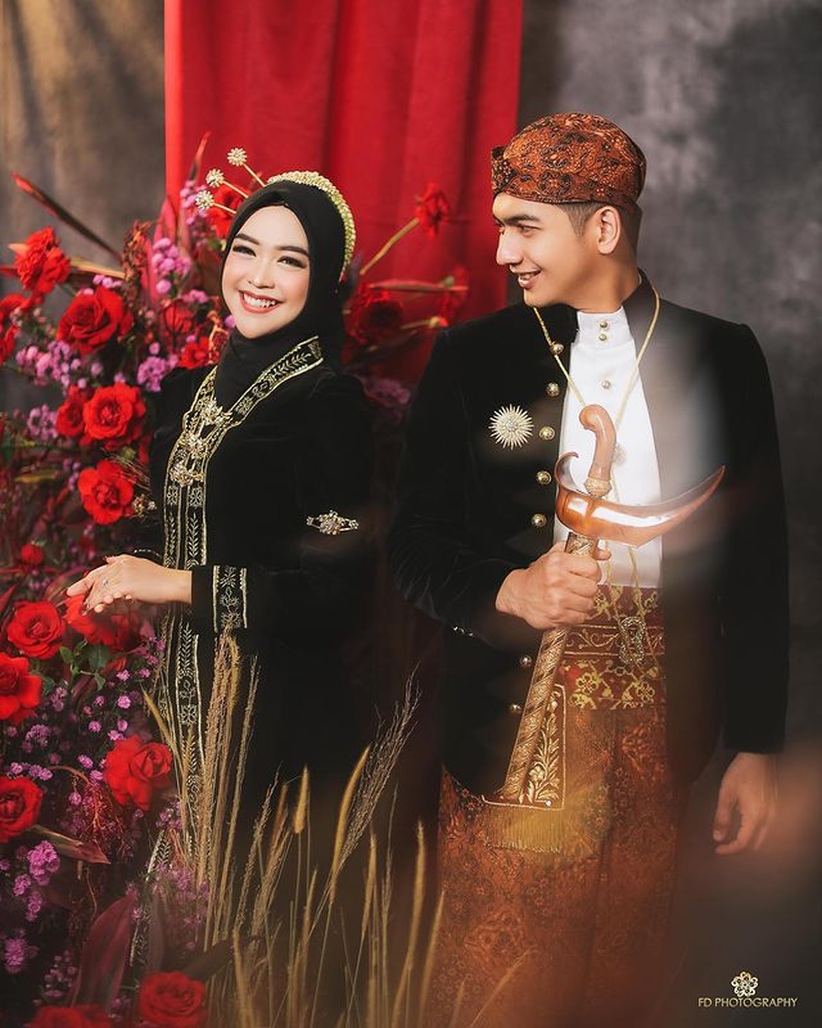 Ria Ricis dan Teuku Ryan melakukan sesi pemotretan prewedding memakai baju adat Jawa&period; Yuk intip pose kocak mereka&excl;