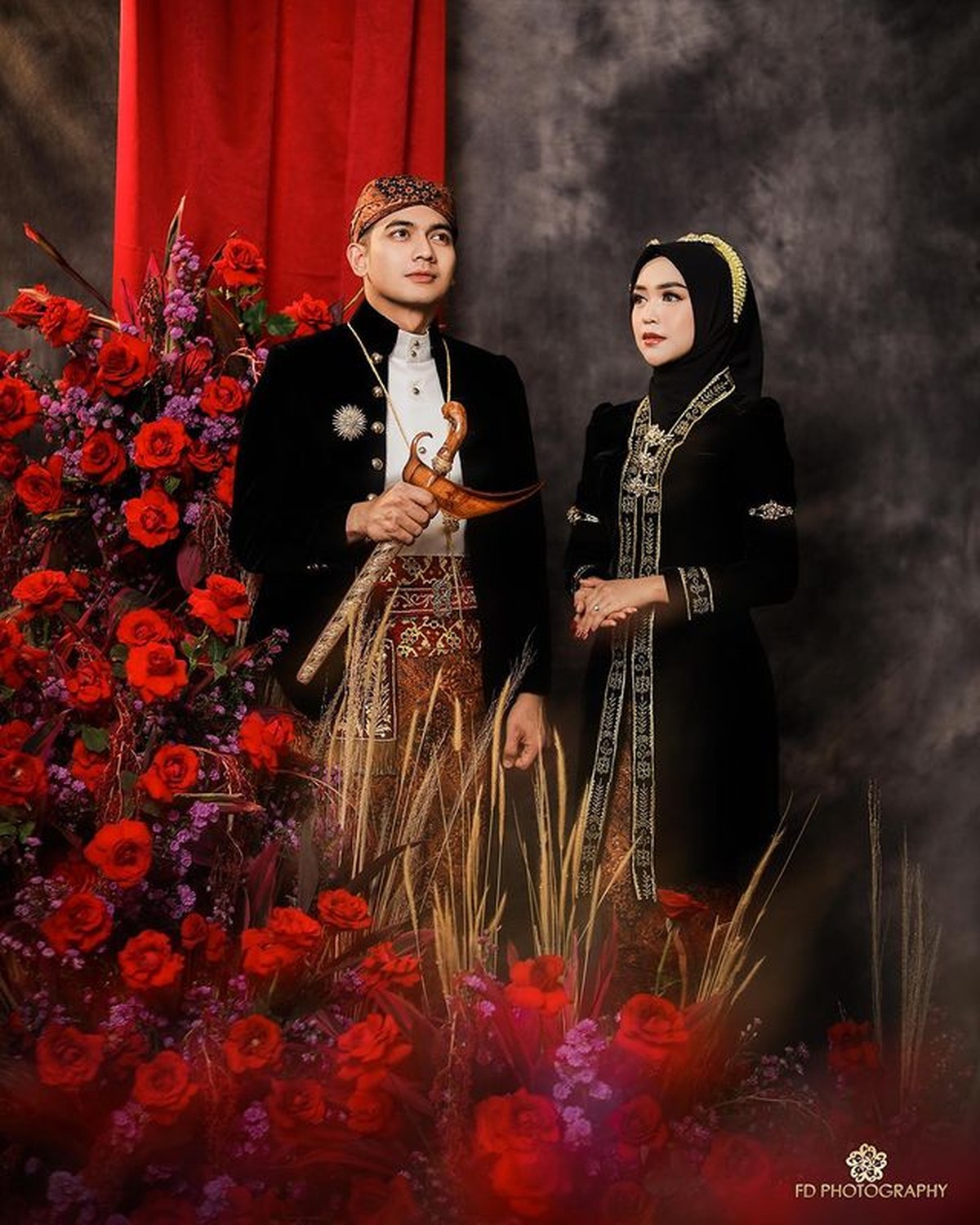 Ria Ricis dan Teuku Ryan melakukan sesi pemotretan prewedding memakai baju adat Jawa&period; Yuk intip pose kocak mereka&excl;