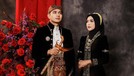 8 Gaya Kocak Prewedding Ria Ricis dan Teuku Ryan Pakai Baju Adat Jawa Ria Ricis dan Teuku Ryan melakukan sesi pemotretan prewedding memakai baju adat Jawa. Yuk intip pose kocak mereka!