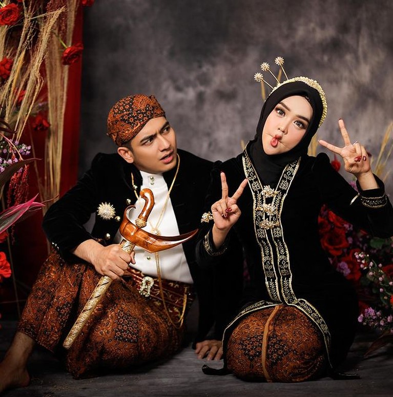 Ria Ricis dan Teuku Ryan melakukan sesi pemotretan prewedding memakai baju adat Jawa. Yuk intip pose kocak mereka!