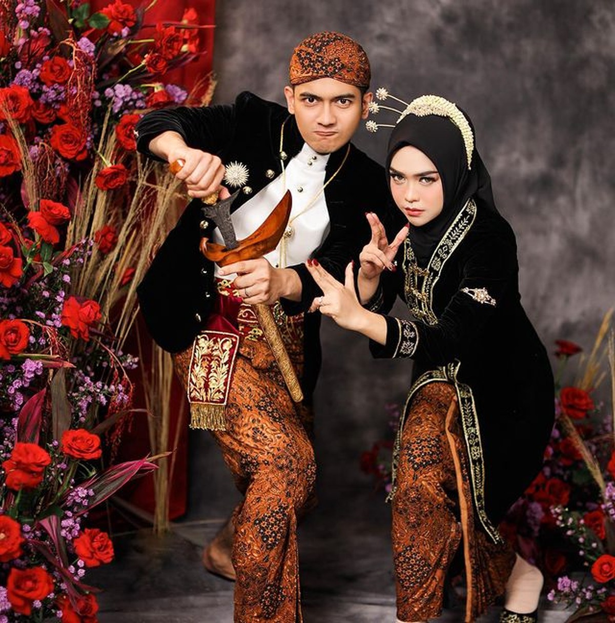 Ria Ricis dan Teuku Ryan melakukan sesi pemotretan prewedding memakai baju adat Jawa&period; Yuk intip pose kocak mereka&excl;