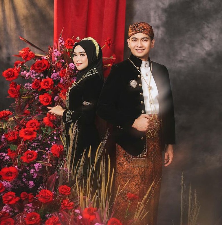 Ria Ricis dan Teuku Ryan melakukan sesi pemotretan prewedding memakai baju adat Jawa. Yuk intip pose kocak mereka!