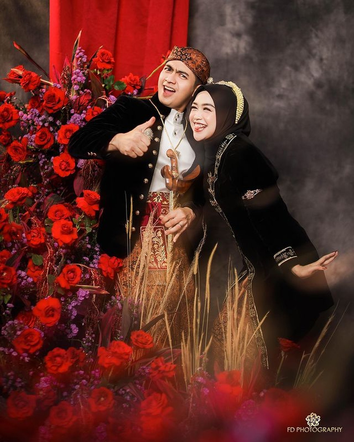 Ria Ricis dan Teuku Ryan melakukan sesi pemotretan prewedding memakai baju adat Jawa&period; Yuk intip pose kocak mereka&excl;