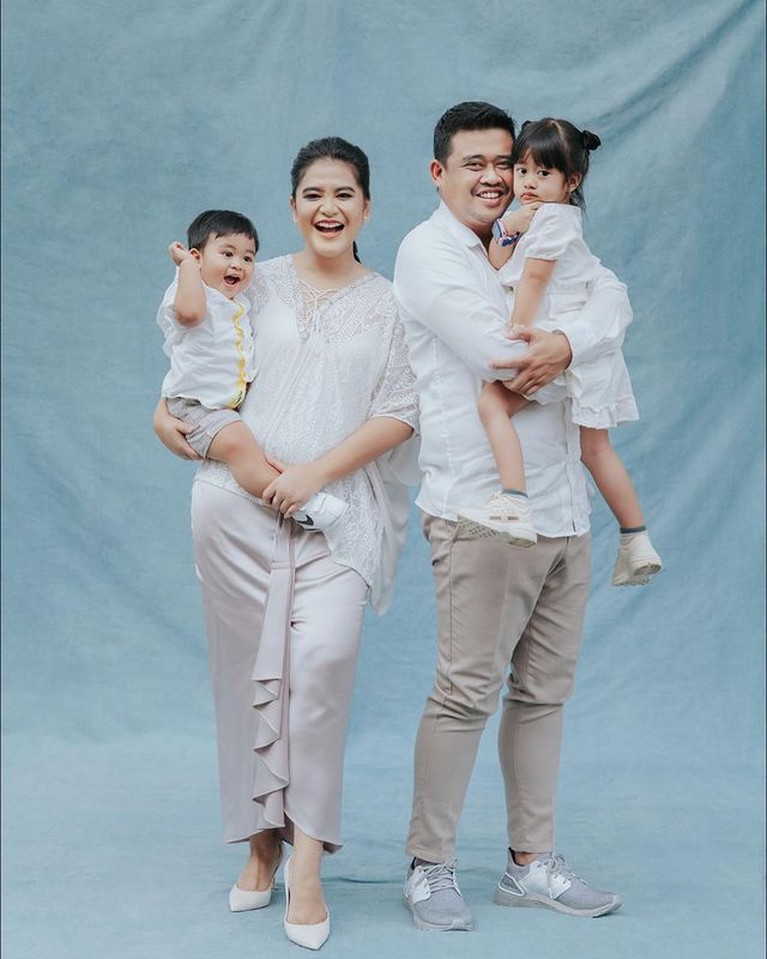Merayakan ulang tahun pernikahan yang ke-4, Kahiyang Ayu dan Bobby Nasution photoshoot sangat manis. Yuk intip!