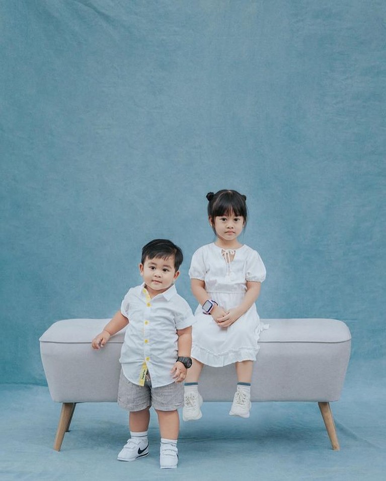 Merayakan ulang tahun pernikahan yang ke-4, Kahiyang Ayu dan Bobby Nasution photoshoot sangat manis. Yuk intip!