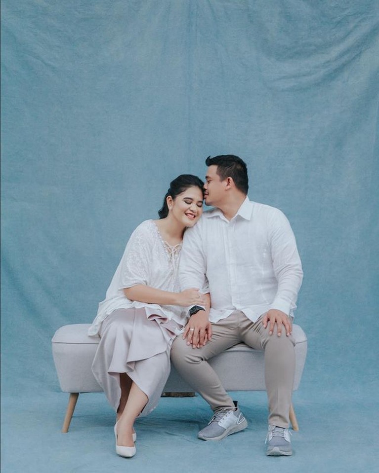 Merayakan ulang tahun pernikahan yang ke-4, Kahiyang Ayu dan Bobby Nasution photoshoot sangat manis. Yuk intip!