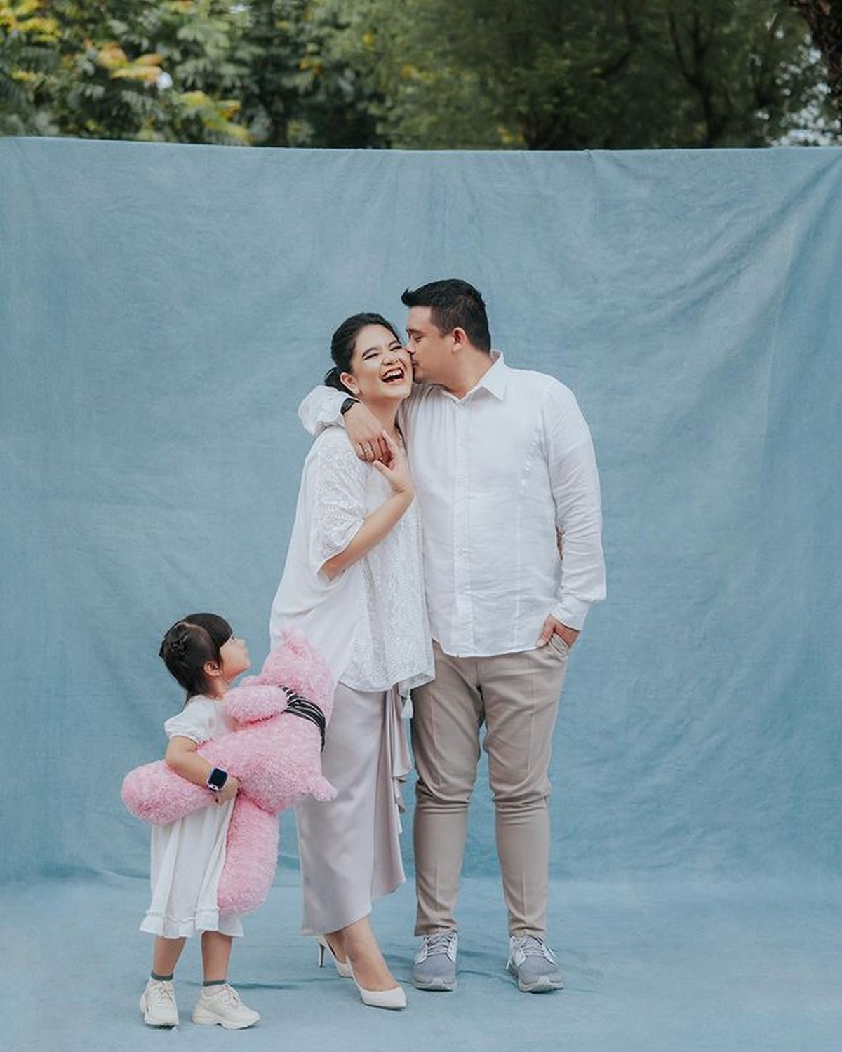 Merayakan ulang tahun pernikahan yang ke-4&comma; Kahiyang Ayu dan Bobby Nasution photoshoot sangat manis&period; Yuk intip&excl;