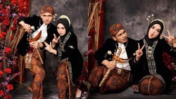 img-title 7 Gaya Kocak Prewedding Ria Ricis & Teuku Ryan Pakai Baju Adat Jawa