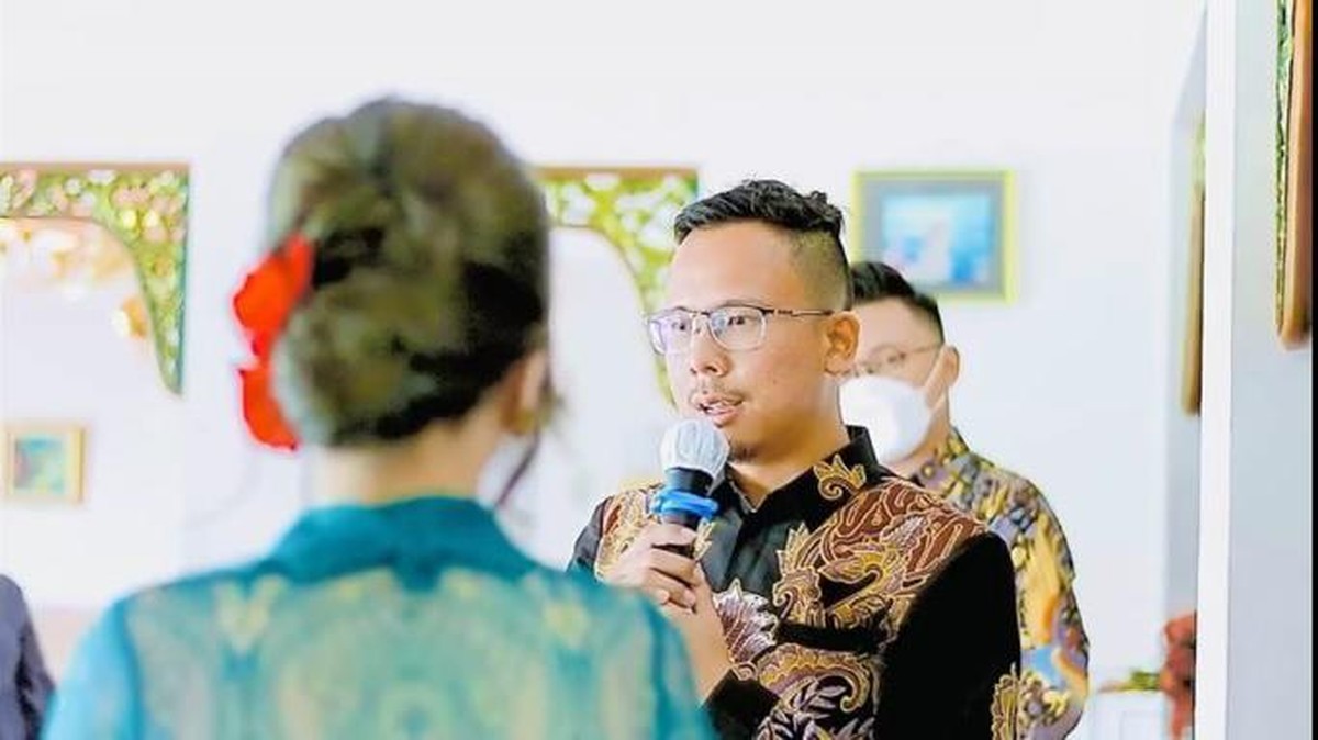 Cupi Cupita baru saja membagikan kabar bahagia ia dilamar oleh seorang pengusaha&period; Yuk intip momen lamarannya&excl;