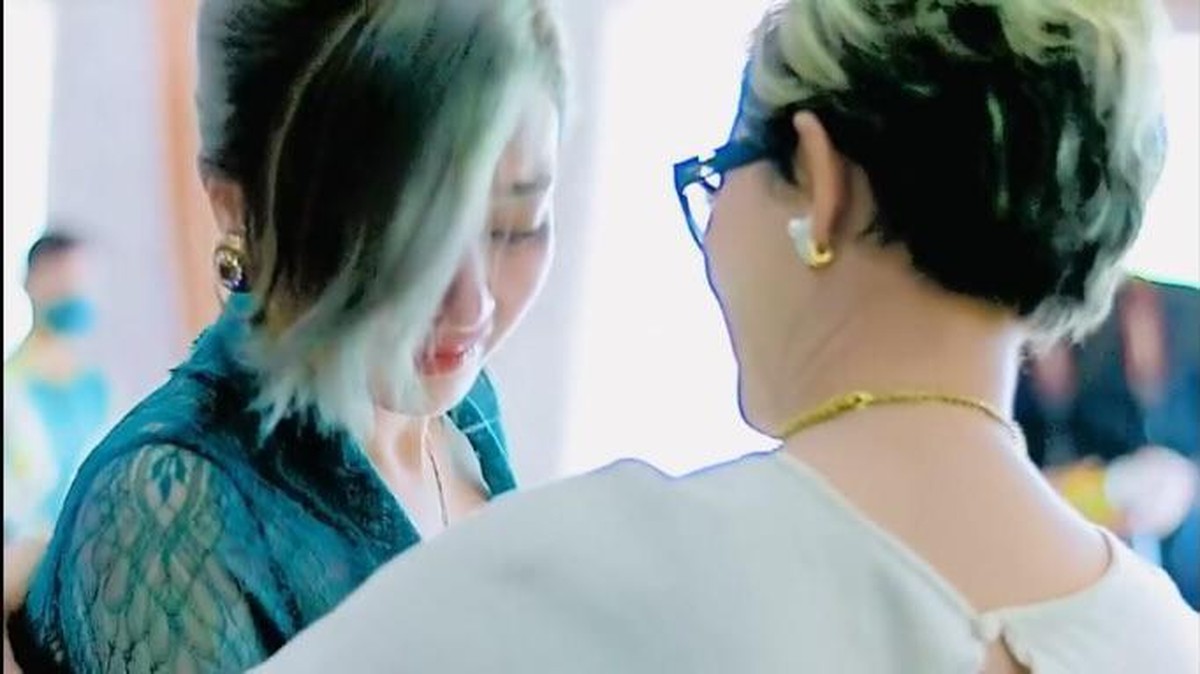 Cupi Cupita baru saja membagikan kabar bahagia ia dilamar oleh seorang pengusaha&period; Yuk intip momen lamarannya&excl;