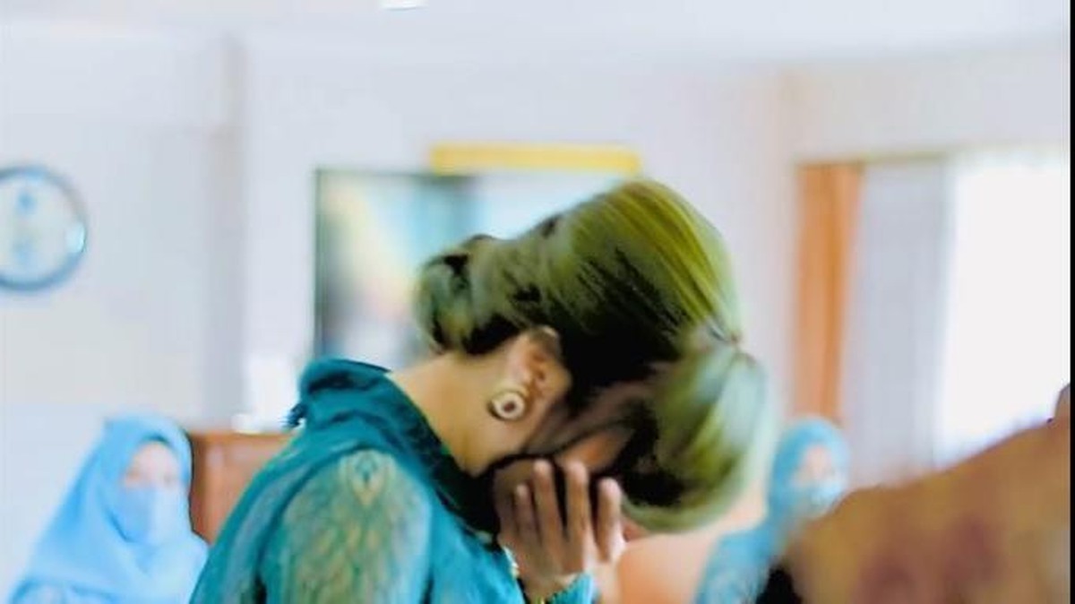 Cupi Cupita baru saja membagikan kabar bahagia ia dilamar oleh seorang pengusaha&period; Yuk intip momen lamarannya&excl;