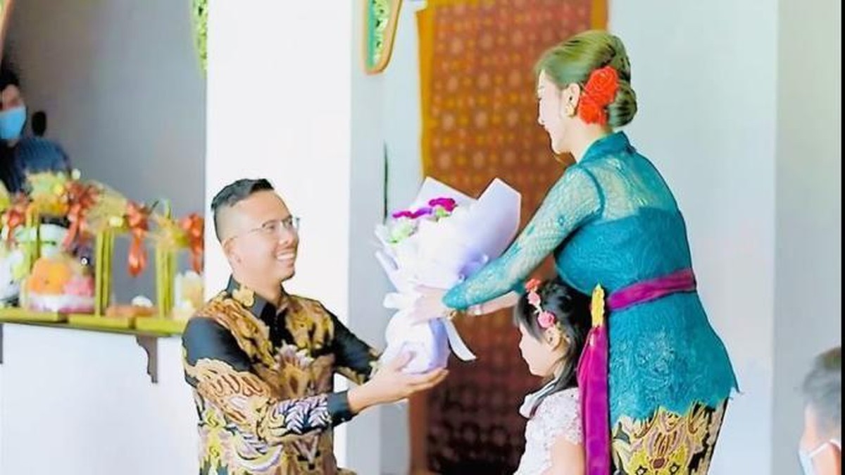 Cupi Cupita baru saja membagikan kabar bahagia ia dilamar oleh seorang pengusaha&period; Yuk intip momen lamarannya&excl;