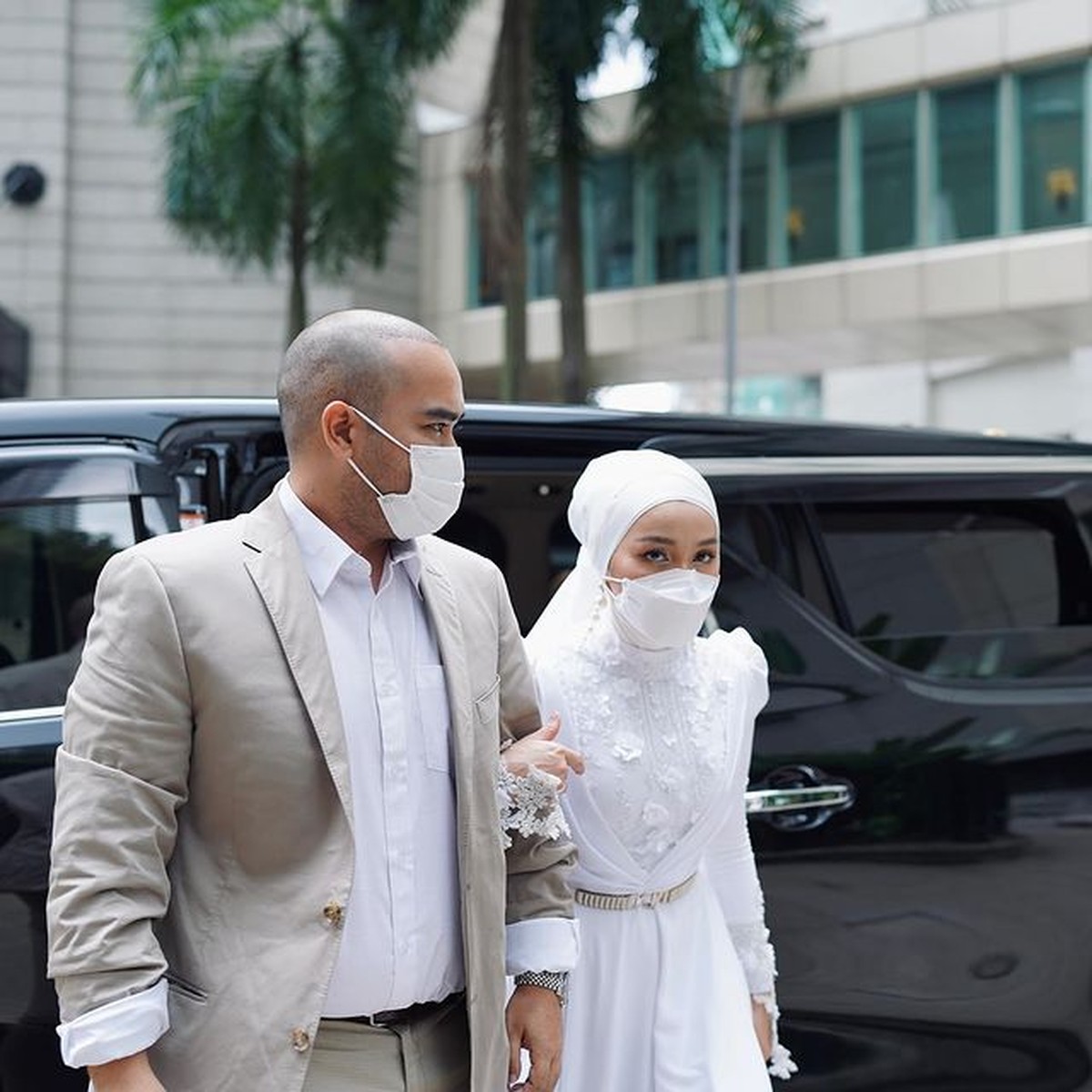 Tya Arifin artis Indonesia menantu Siti Nurhaliza menggelar pesta mewah ulang tahunnya ke-27 dan bagikan uang Rp3 M&period; Yuk intip&excl;