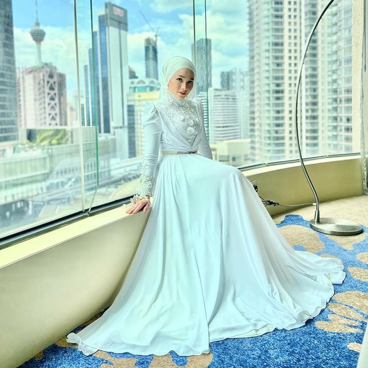 Tya Arifin artis Indonesia menantu Siti Nurhaliza menggelar pesta mewah ulang tahunnya ke-27 dan bagikan uang Rp3 M&period; Yuk intip&excl;