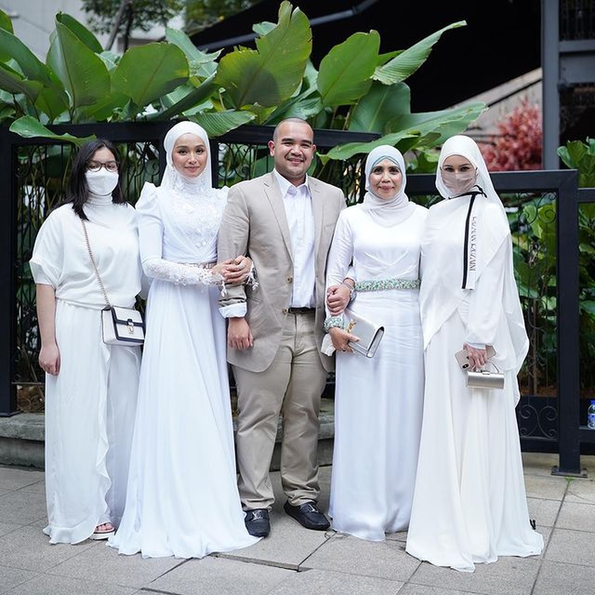 Tya Arifin artis Indonesia menantu Siti Nurhaliza menggelar pesta mewah ulang tahunnya ke-27 dan bagikan uang Rp3 M&period; Yuk intip&excl;