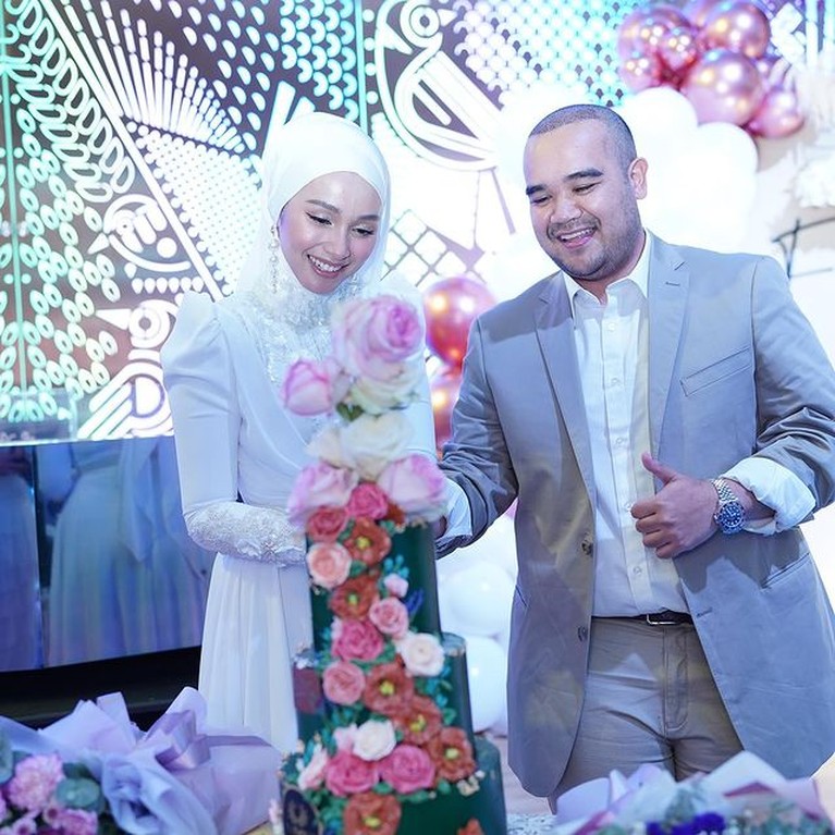Tya Arifin artis Indonesia menantu Siti Nurhaliza menggelar pesta mewah ulang tahunnya ke-27 dan bagikan uang Rp3 M. Yuk intip!