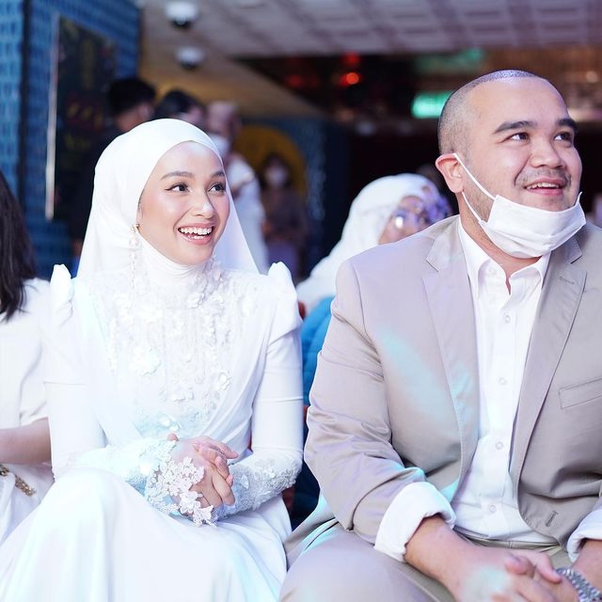 Tya Arifin artis Indonesia menantu Siti Nurhaliza menggelar pesta mewah ulang tahunnya ke-27 dan bagikan uang Rp3 M&period; Yuk intip&excl;