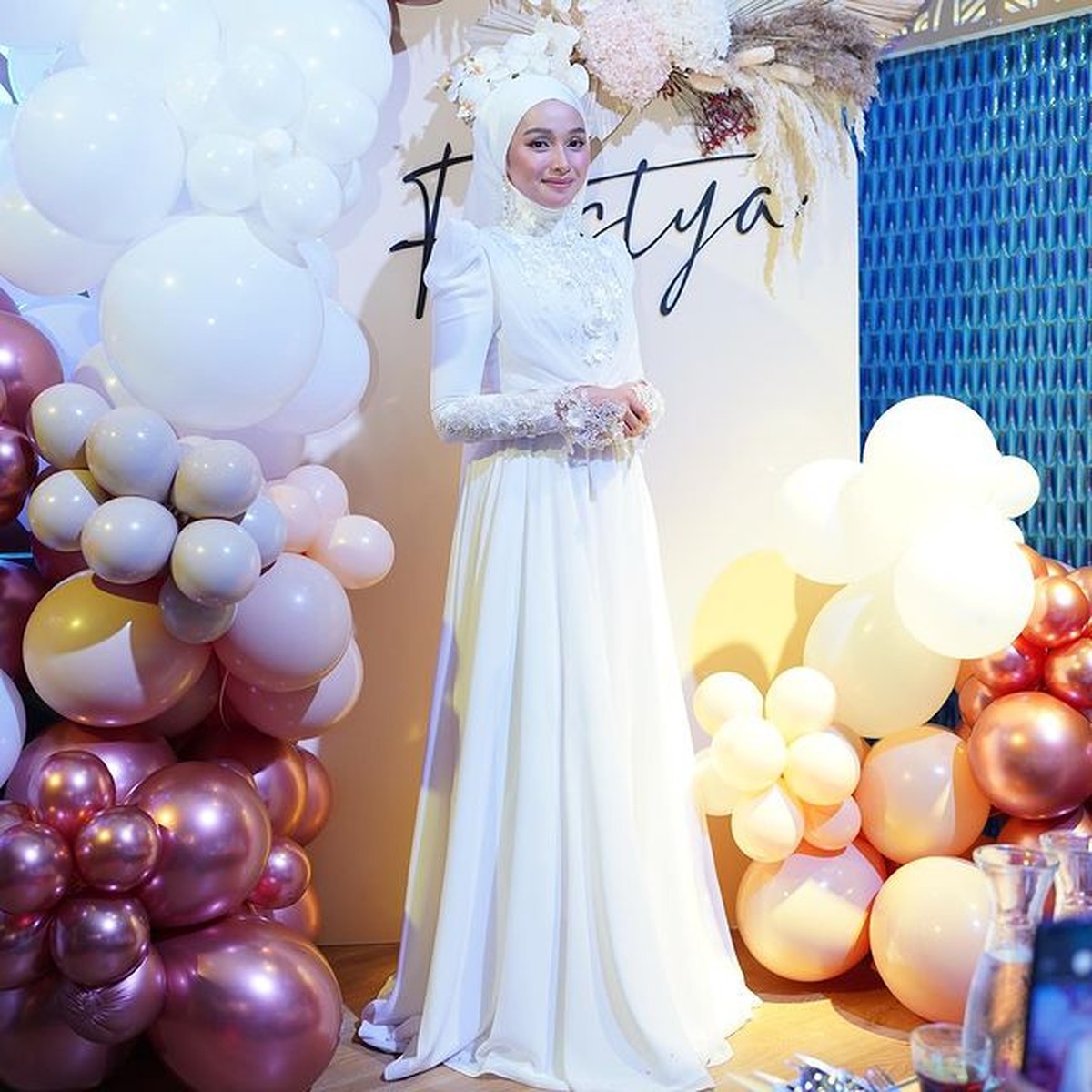 Tya Arifin artis Indonesia menantu Siti Nurhaliza menggelar pesta mewah ulang tahunnya ke-27 dan bagikan uang Rp3 M&period; Yuk intip&excl;