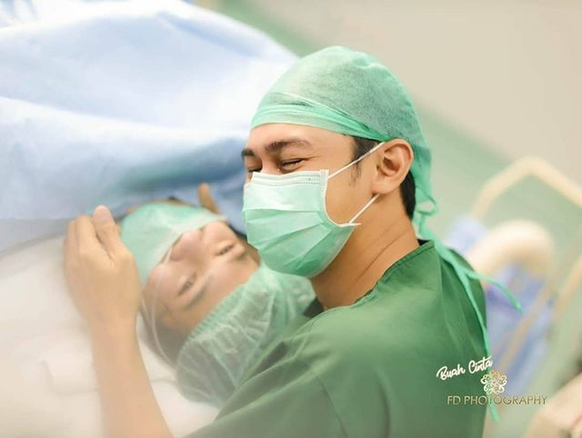 Felicya Angelista baru saja melahirkan anak pertamanya dengan Hito Caesar hari ini Rabu &lpar;9&sol;11&rpar;&period; Yuk intip momennya&excl;